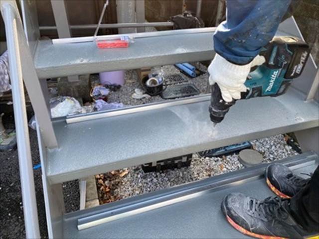 階段防水工事　ノンスリップ取付ビス打ち箇所 穿孔